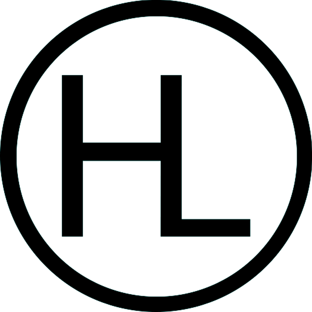Logo HortoLab com letras HL em preto, dentro de um círculo, com fundo branco.