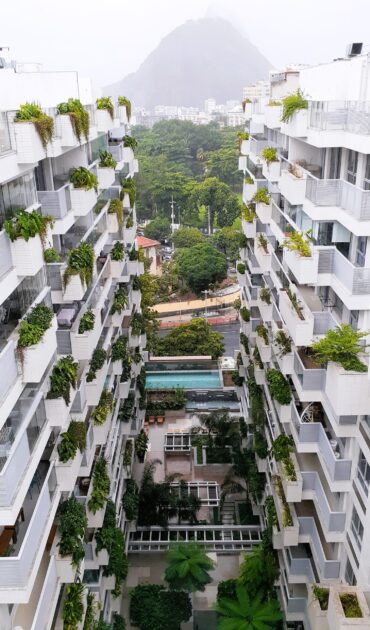 Plantas suspensas em varandas