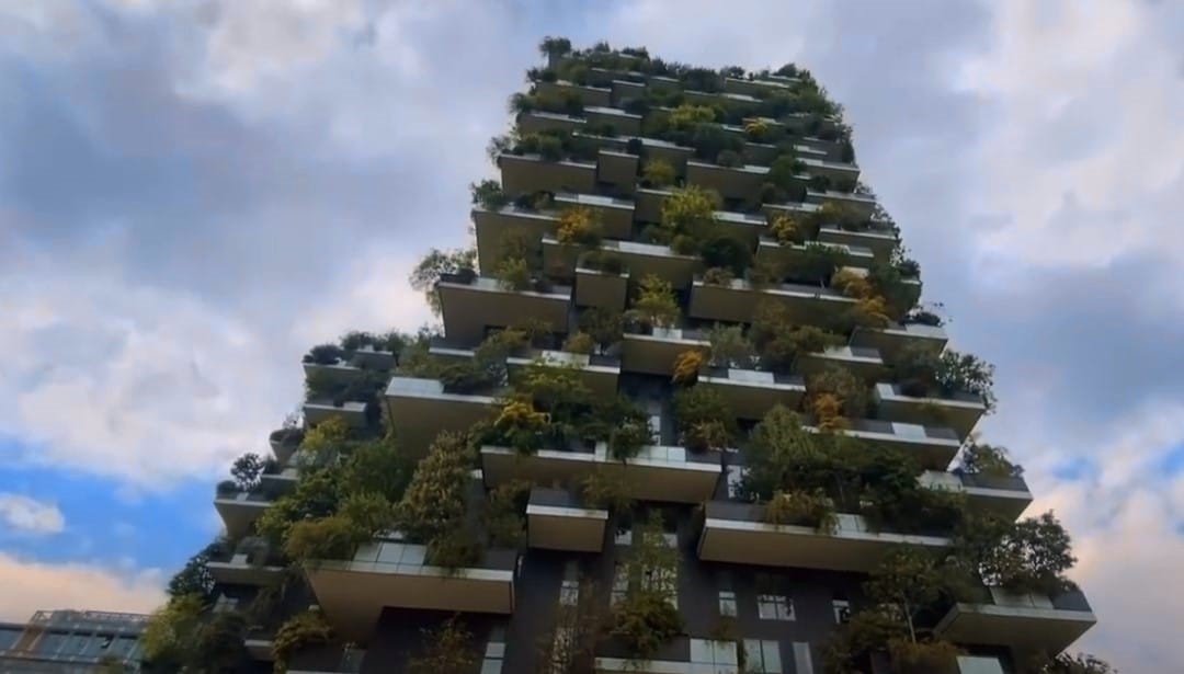 Primeiro exemplo de uma floresta vertical, em Milão: 480 árvores grandes e 11 mil plantas