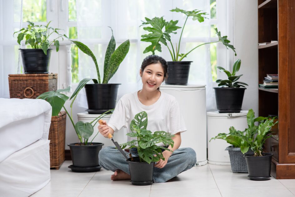 Mulher com plantas em vasos